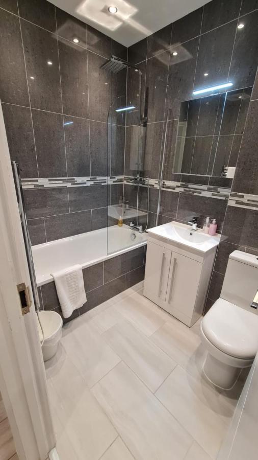Cosy Flats Near Heathrow, Group Bookings Available With Parking Space Hounslow Exterior foto