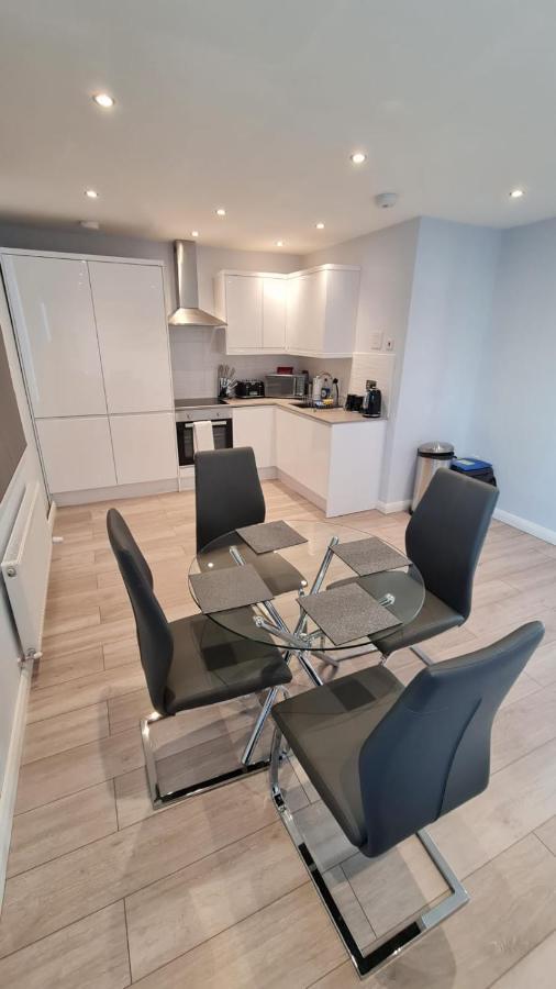 Cosy Flats Near Heathrow, Group Bookings Available With Parking Space Hounslow Exterior foto
