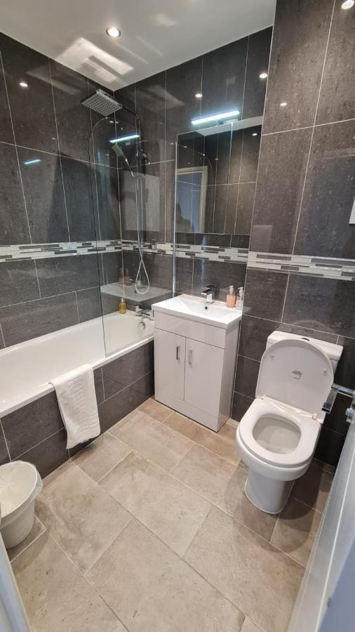 Cosy Flats Near Heathrow, Group Bookings Available With Parking Space Hounslow Exterior foto