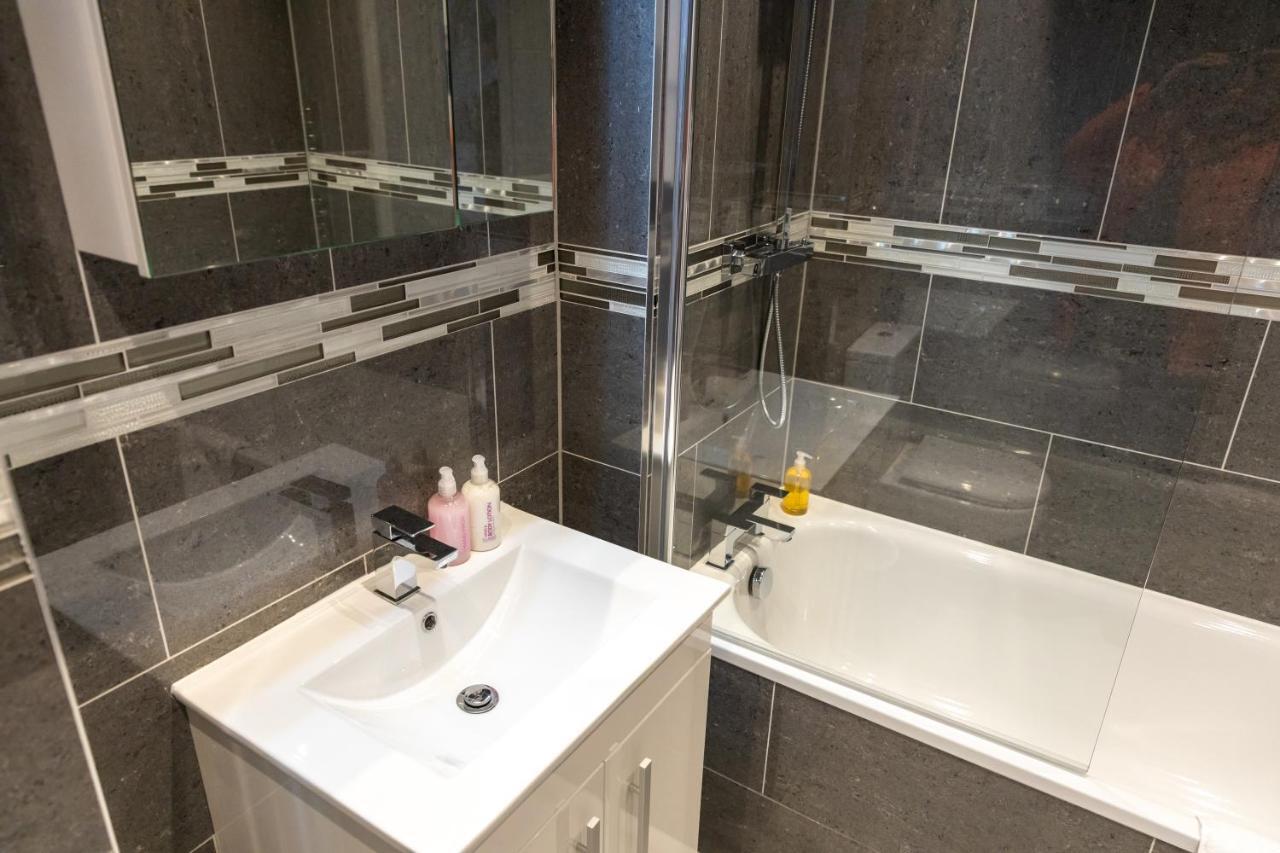 Cosy Flats Near Heathrow, Group Bookings Available With Parking Space Hounslow Exterior foto