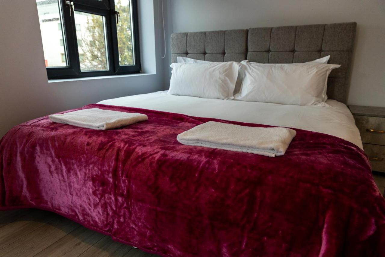 Cosy Flats Near Heathrow, Group Bookings Available With Parking Space Hounslow Exterior foto